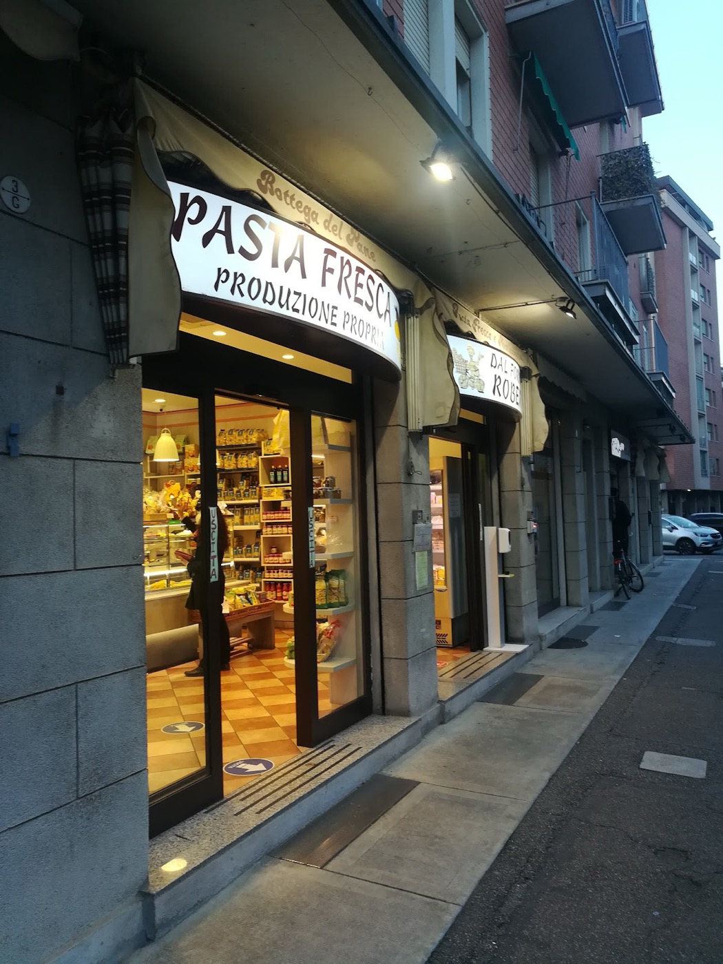 La vetrina di Dal Fornaio Roberto in via Piacenza a Bologna